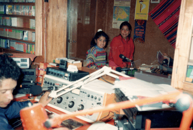 El cuento de Caperucita Rojo en la emisora de radio para los poblados indígenas