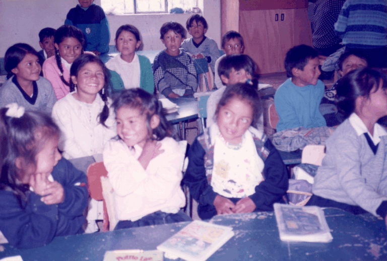 Visita a una escuela, la enseñanza, una bendición para todos los niños