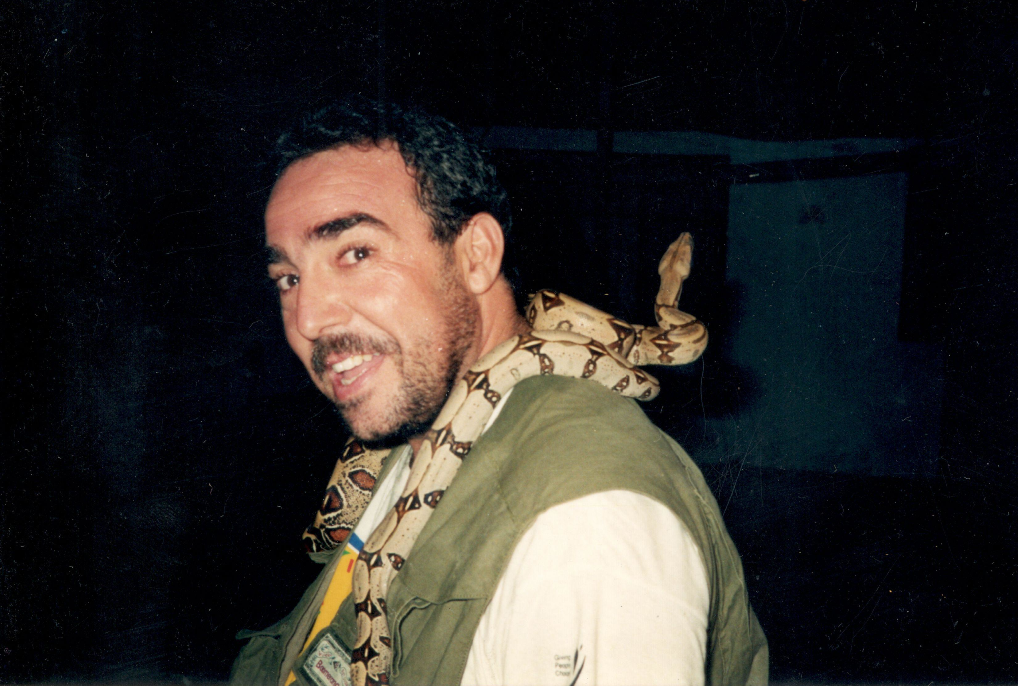 Fotografía con boa constrictor antes de pasar a ser el plato de la cena