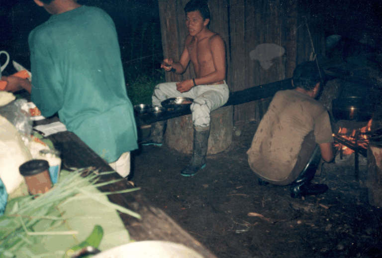 Cocinando en la choza del poblado indígena