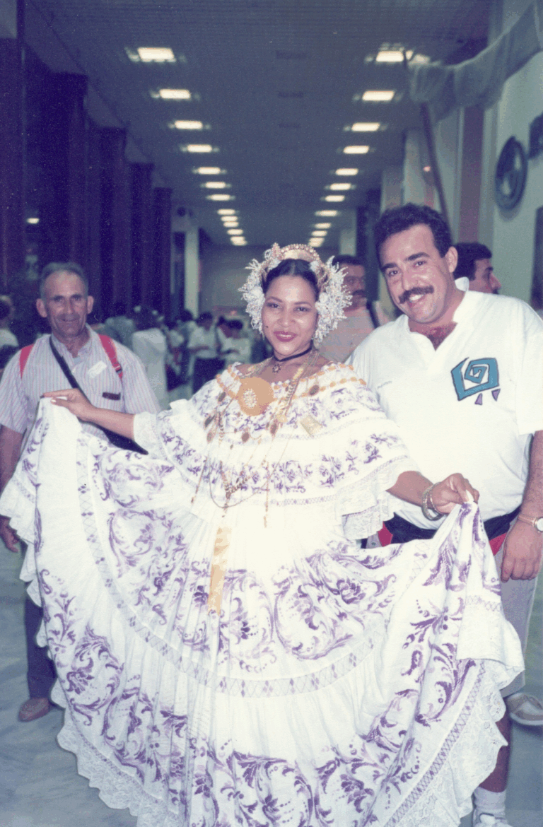 Preciosa Criolla con su vestido hecho a mano