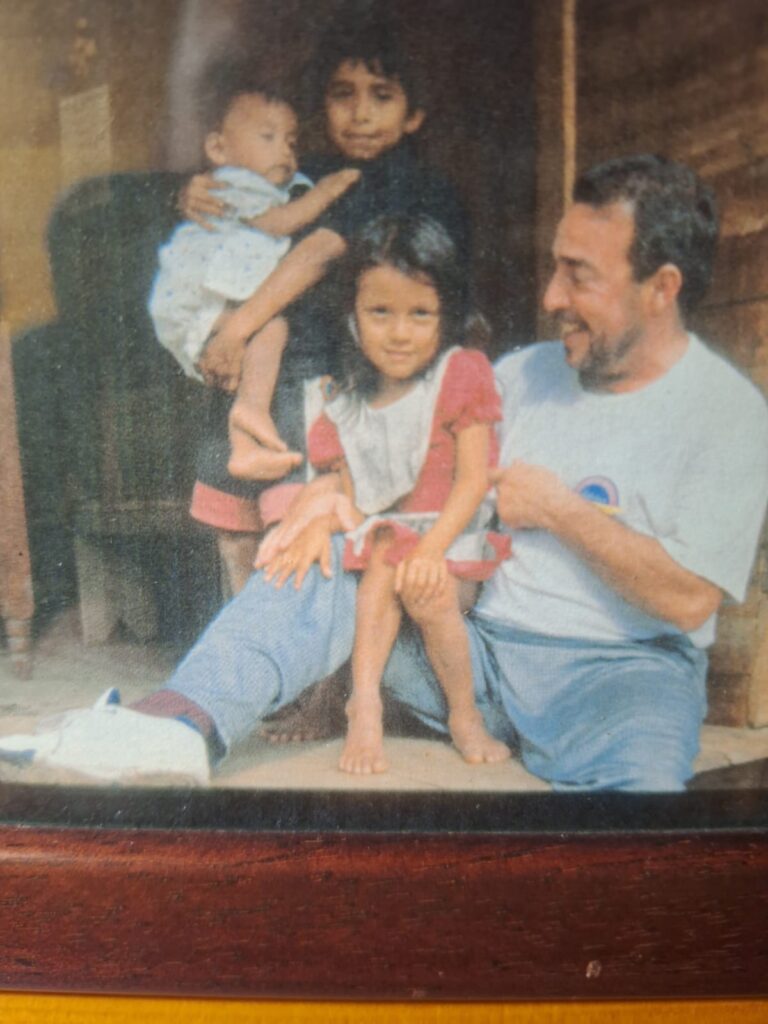 Con los niños de una aldea en la selva Andina