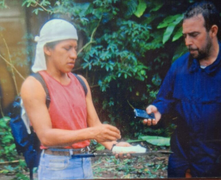 Comiendo gusanos vivos en la tribu Yanomamy